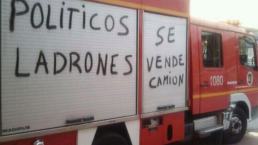 Un camión de bomberos con pintadas en octubre de 2012.