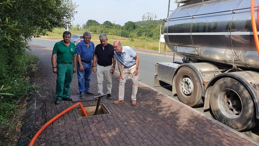 El alcalde de Miño, a la derecha, junto a un camión cisterna