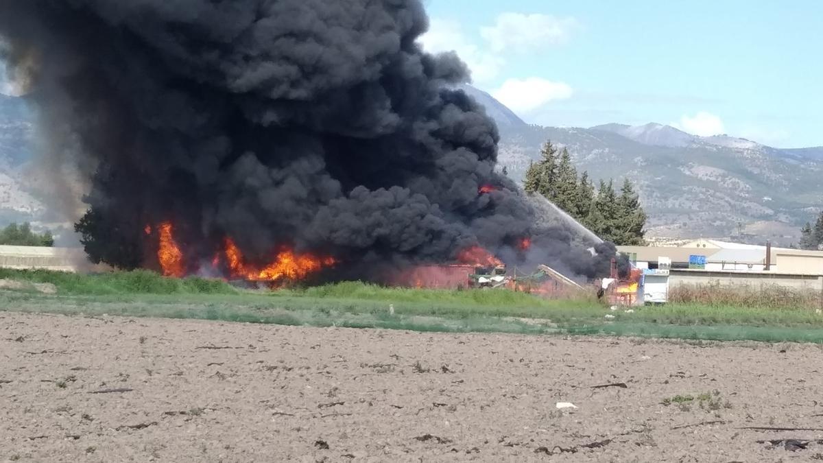 Gran columna de humo negro y llamas.