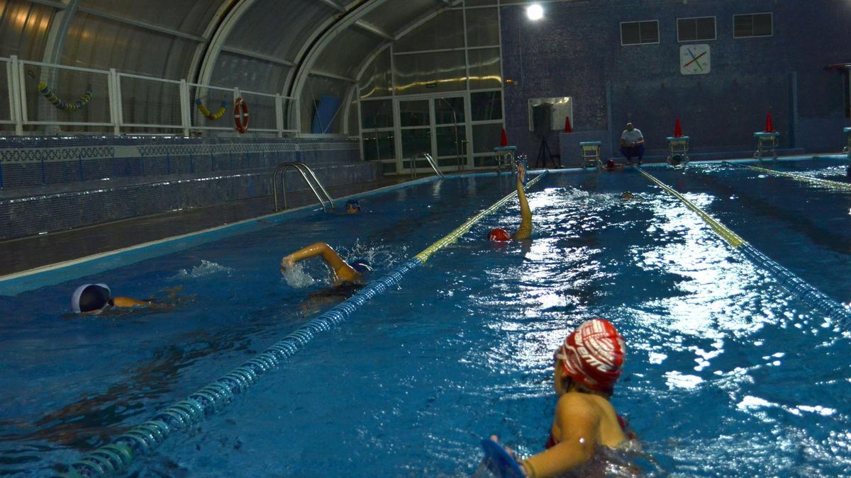 Nadadores en la piscina de Benavente.