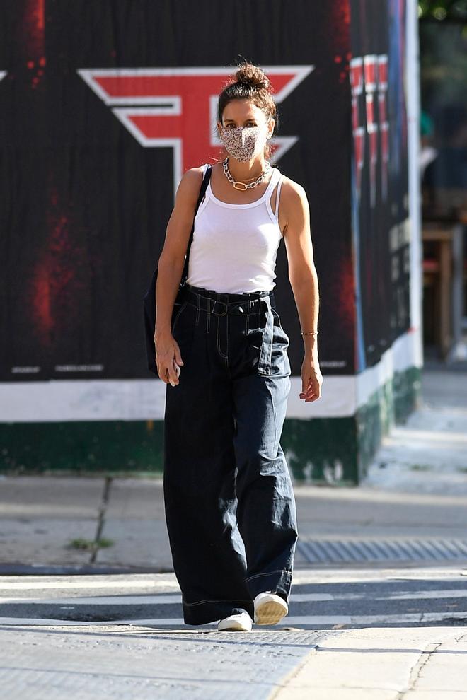 Katie Holmes con vaqueros anchos y camiseta de tirantes blanca