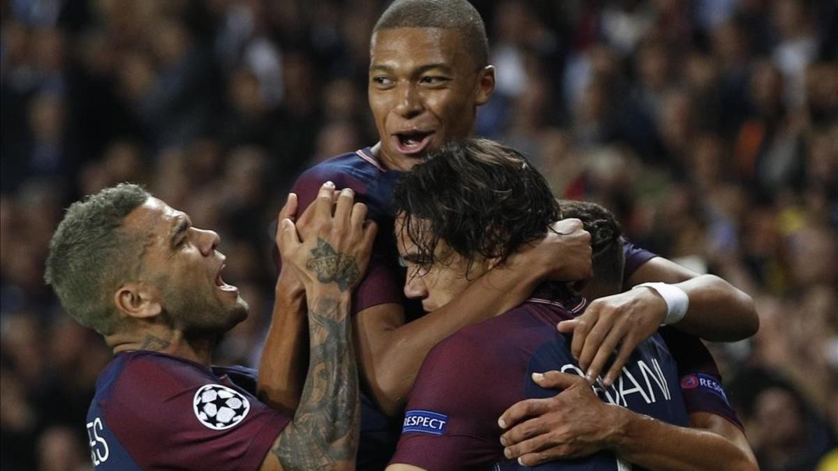 Dani Alves, Mbappé y Cavani celebran el segundo tanto del PSG