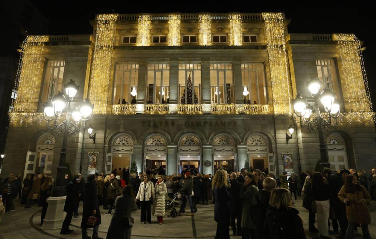 Público en el exterior del teatro Campoamor.