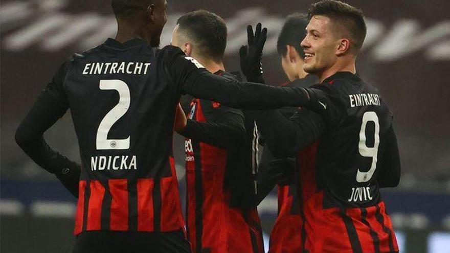 Jovic es otro en el Eintracht: dos goles en 31 minutos