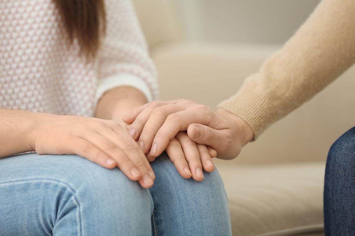 Una mujer en consulta de salud mental.
