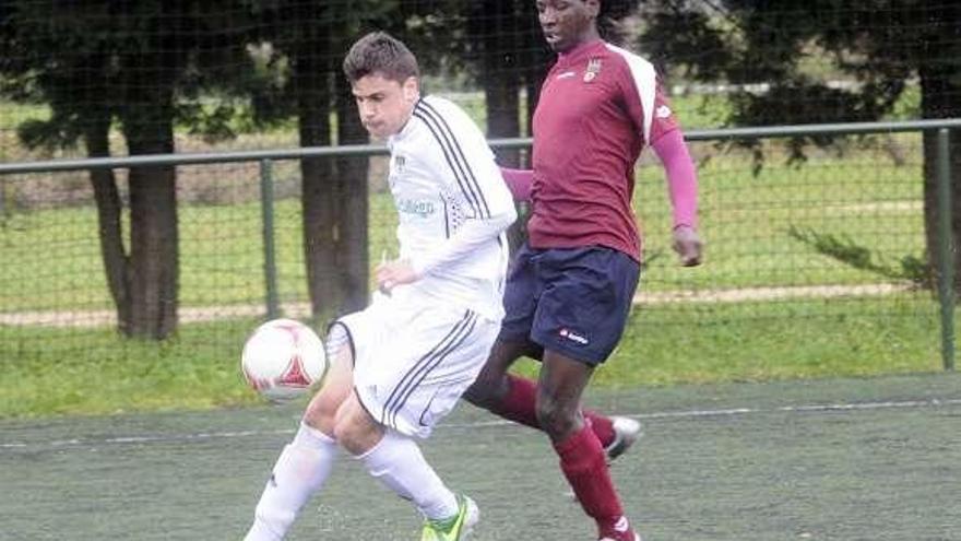 Buba trata de arrebatarle un balón a un rival. // Noé Parga