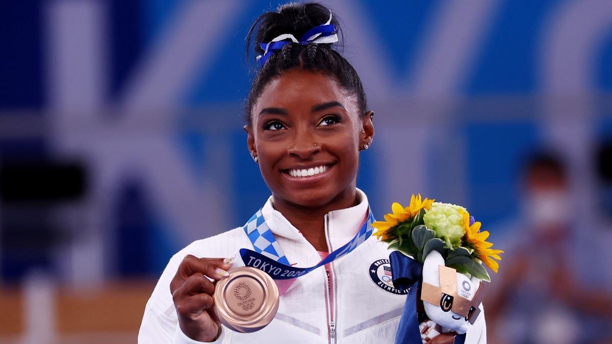 Simone Biles con la medalla de bronce conseguida en la barra de equilibrio.