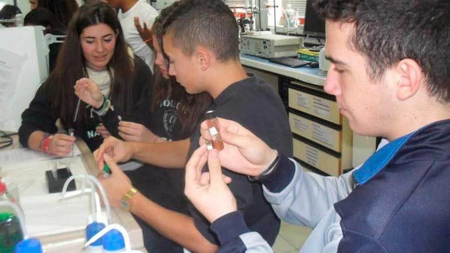 Alumnos de 4º de la ESO del Nazaret, ayer, en un laboratorio químico.