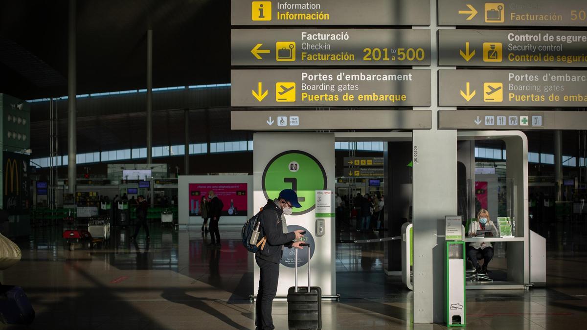 Un hombre con una maleta en el aeropuerto de El Prat.