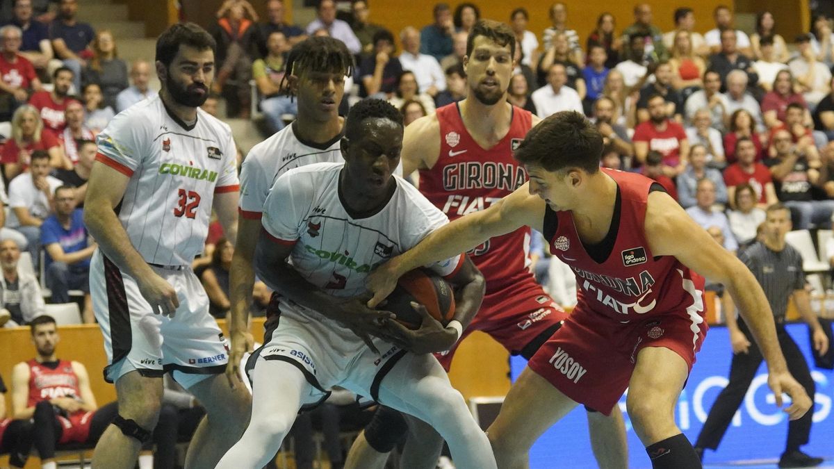 Fjellerup lluita una pilota amb Niang en una acció del partit de dissabte