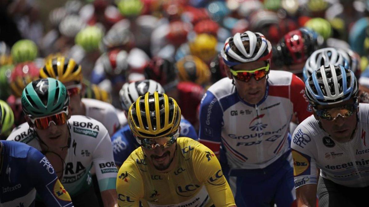 Alaphilippe (amarillo) mantuvo su maillot de líder