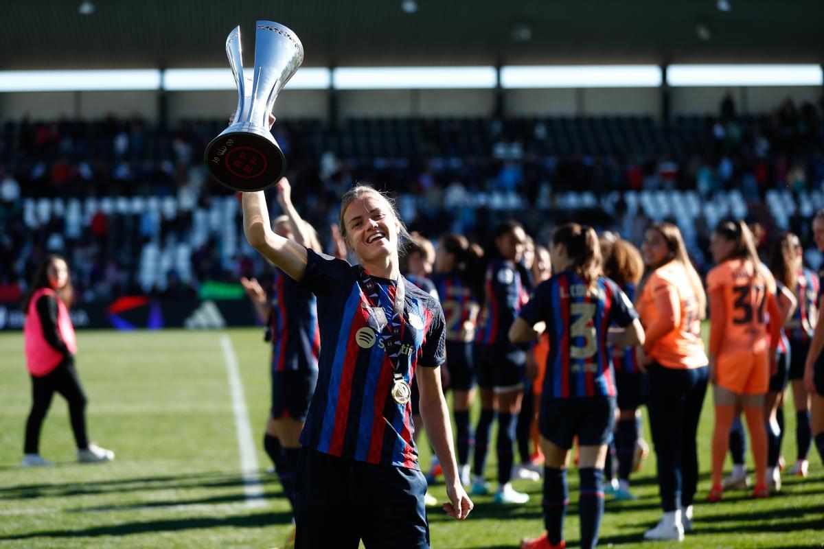 Irene Paredes, del FC Barcelona, celebra la victoria trofeo en mano, al acabar el partido ante la Real Sociedad y obtener la Supercopa.