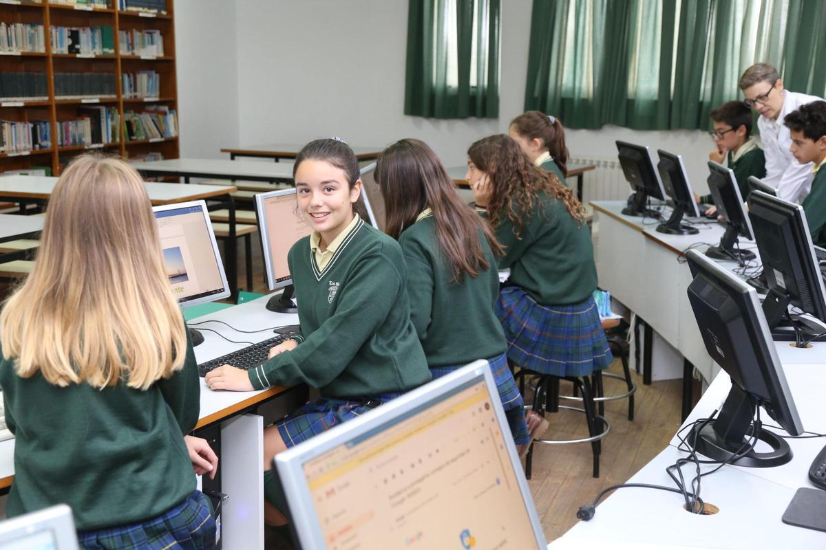 Alumnado  del Colegio Los Sauces.