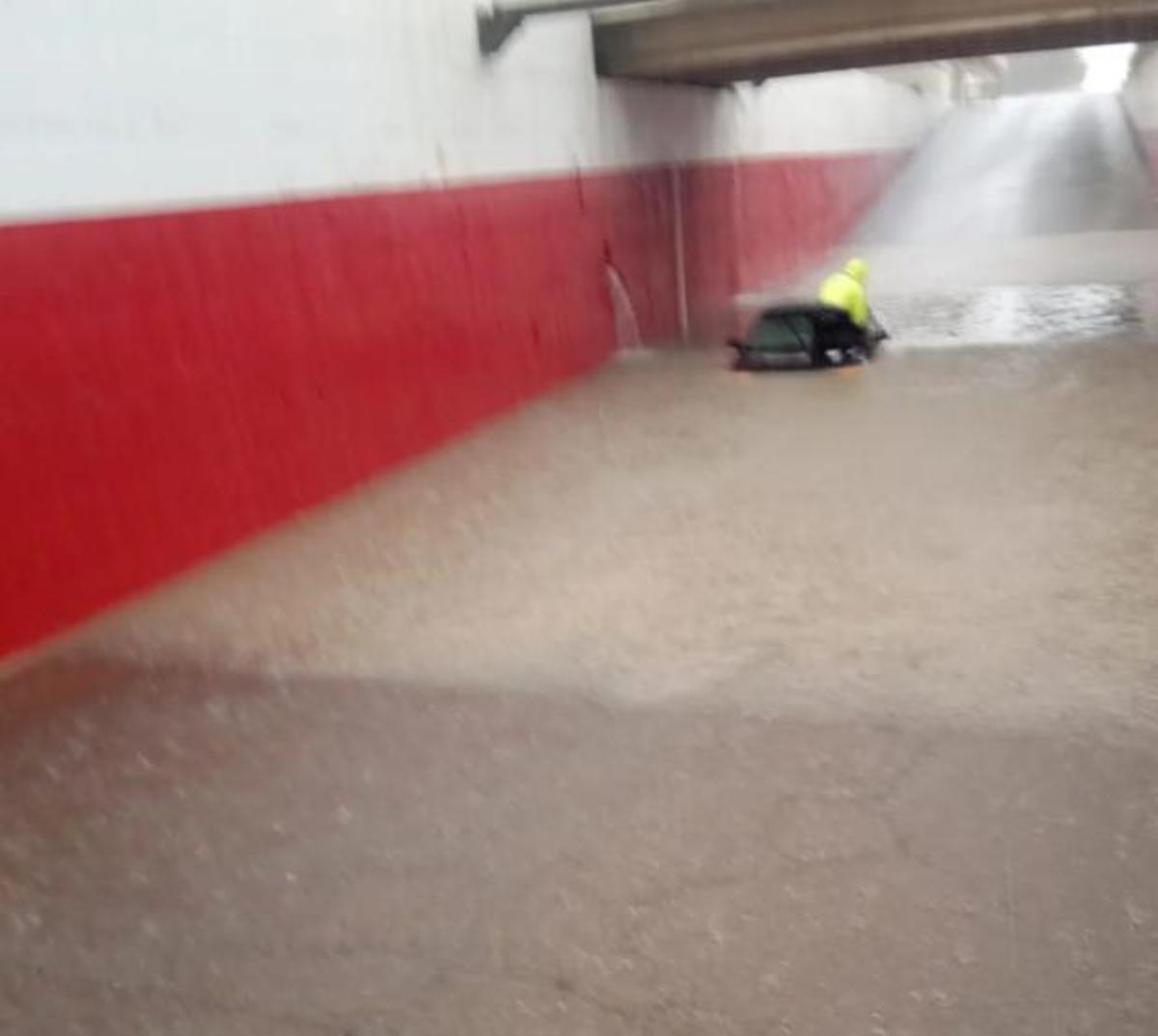 Un coche atrapado en un paso inferior de l'Alcúdia.