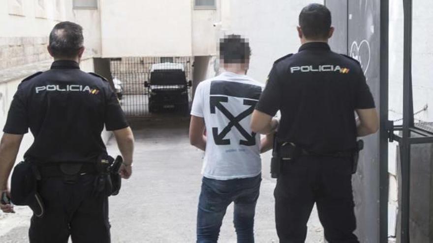 Uno de los tres menores juzgados por otra violación grupal a su llegada a los juzgados de Benalúa.