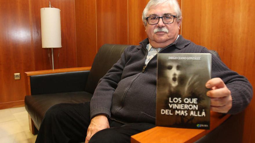 El escritor malagueño, en La Opinión de Málaga con su último libro.