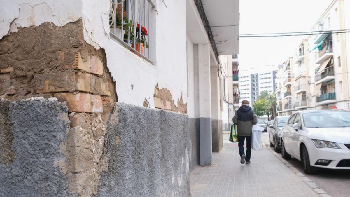 La esquina de un edificio, cayéndose a pedazos.