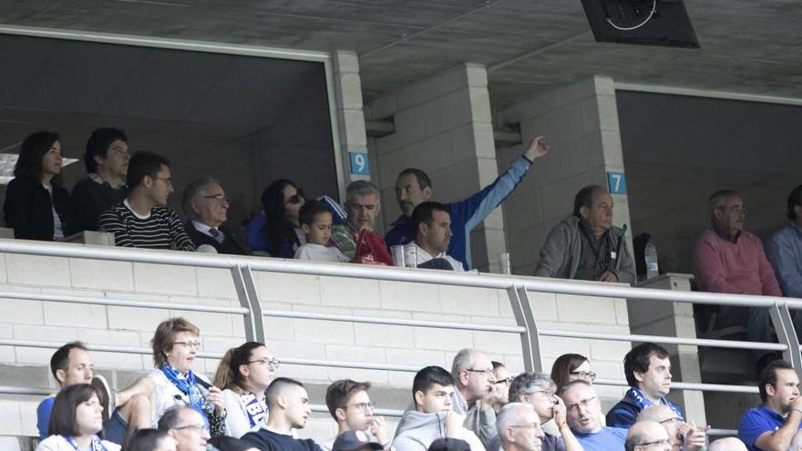 Federico González, el último sentado por la derecha, ante el Numancia en el Tartiere