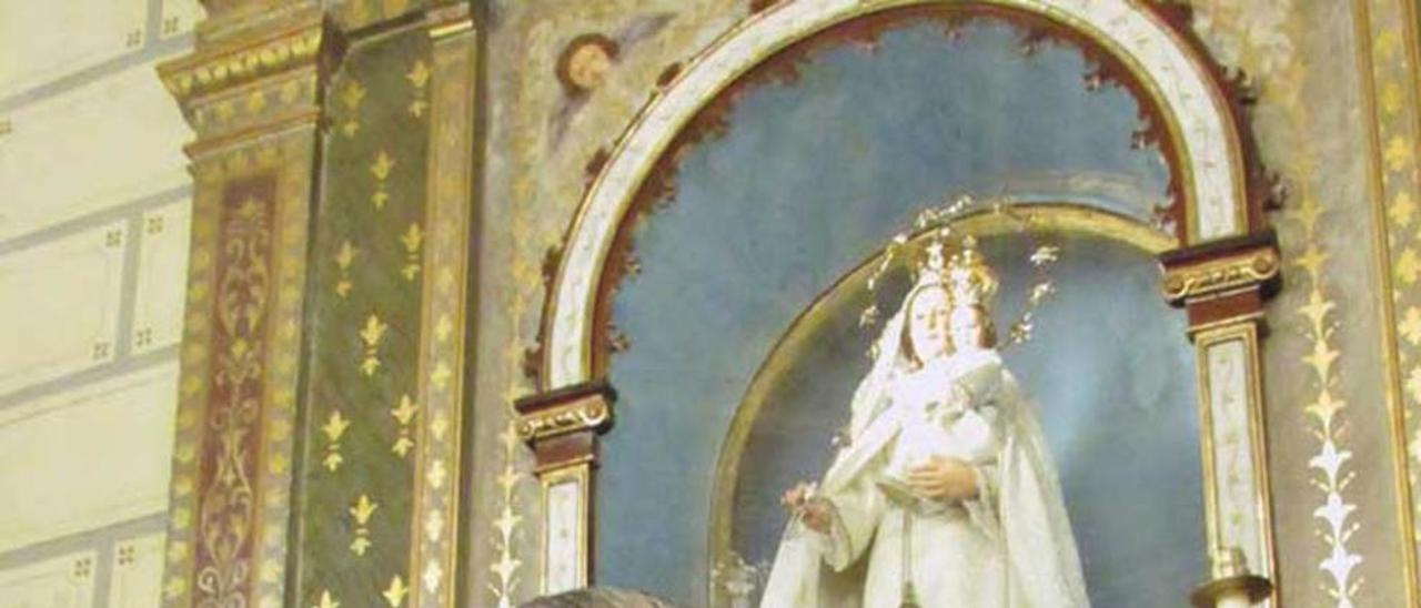 Daniel Torre, con la Virgen de Guía detrás.