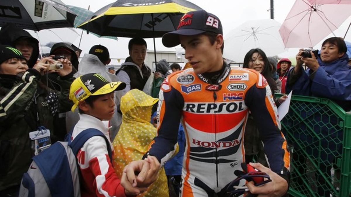 Marc Márquez se dirige al 'paddock' de Motegi, este sábado.