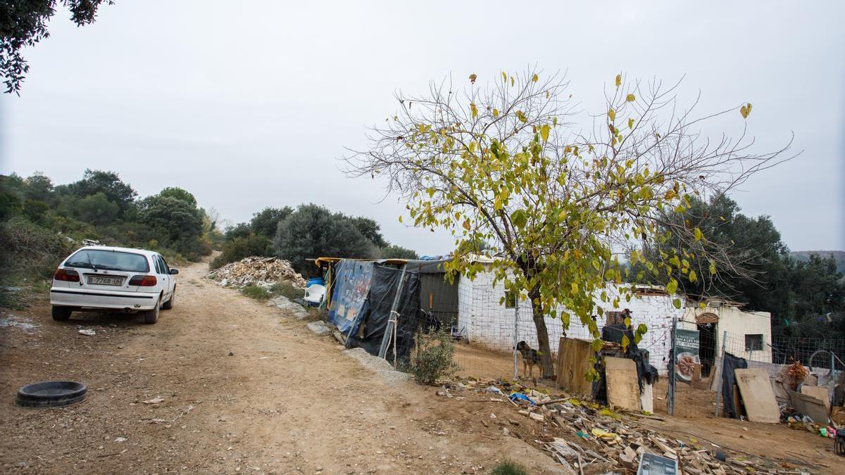 En esta segunda chabola, habitada por Juan Ramón y Ramona, es donde una joven de 24 años fue secuestrada en 2019. /