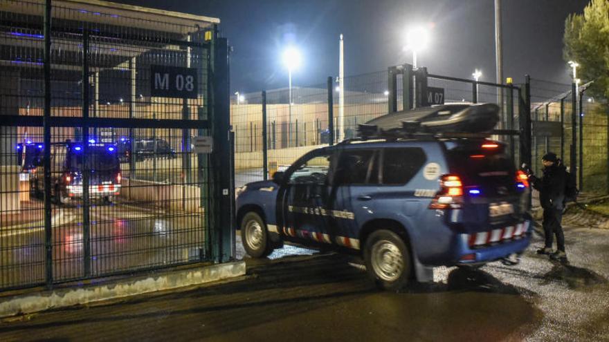 Vehicles policials entren al recinte de Lledoners, el dia del trasllat dels presos a Madrid