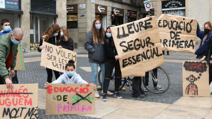 Diversos joves amb pancartes a plaça Sant Jaume de Barcelona. Imatge del 20 de febrer del 2021