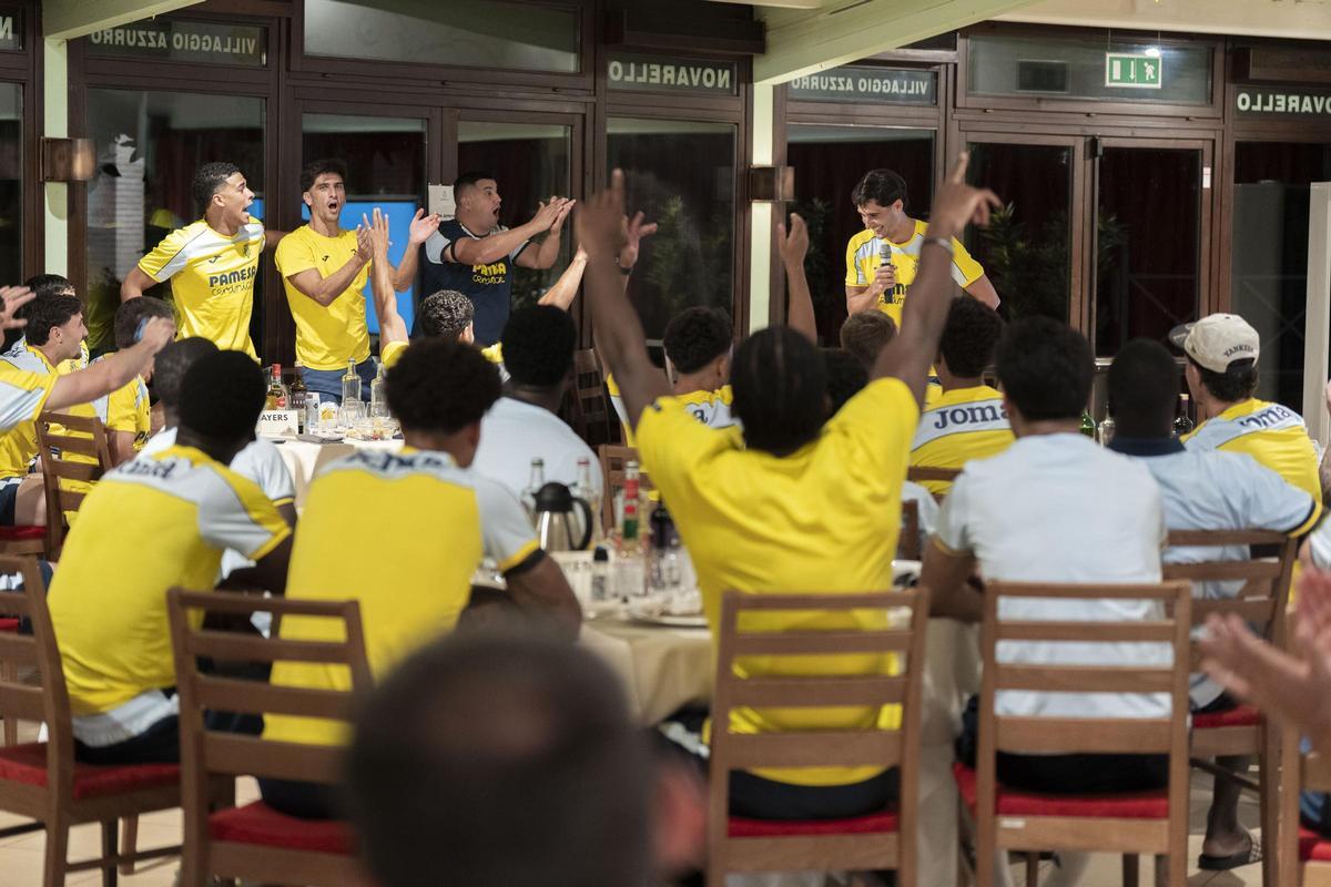 Sergi Cardona ejerció de capitán en el karaoke del 'stage' del Villarreal en Italia.