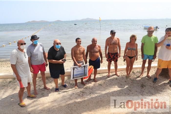 Un hombre cruza a nado el Mar Menor