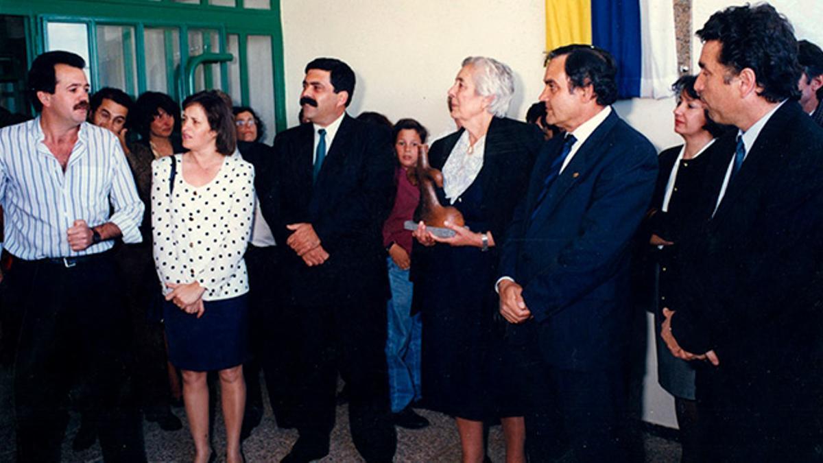 Mercedes Medina, tercera por la izquierda, en la inauguración del colegio que lleva su nombre en Arrecife.