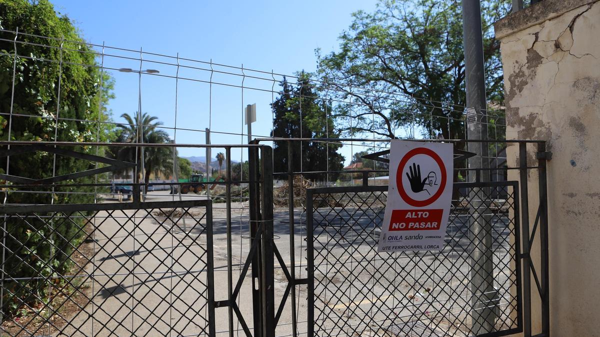 Uno de los accesos al aparcamiento del antiguo 'Lorca Centro', ya cerrado.