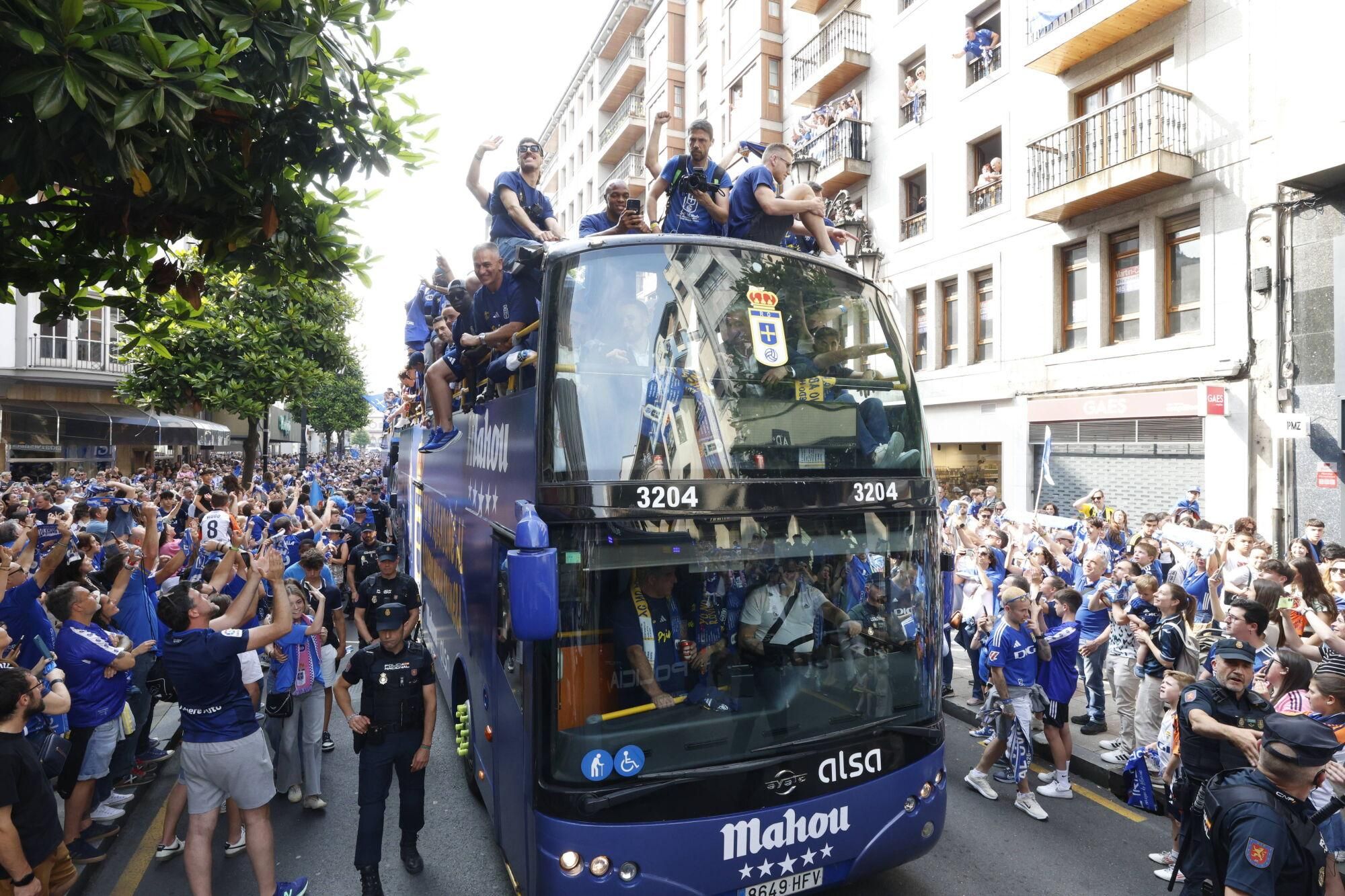 Locura azul en las calles de Oviedo para celebrar el ascenso del equipo a Primera División