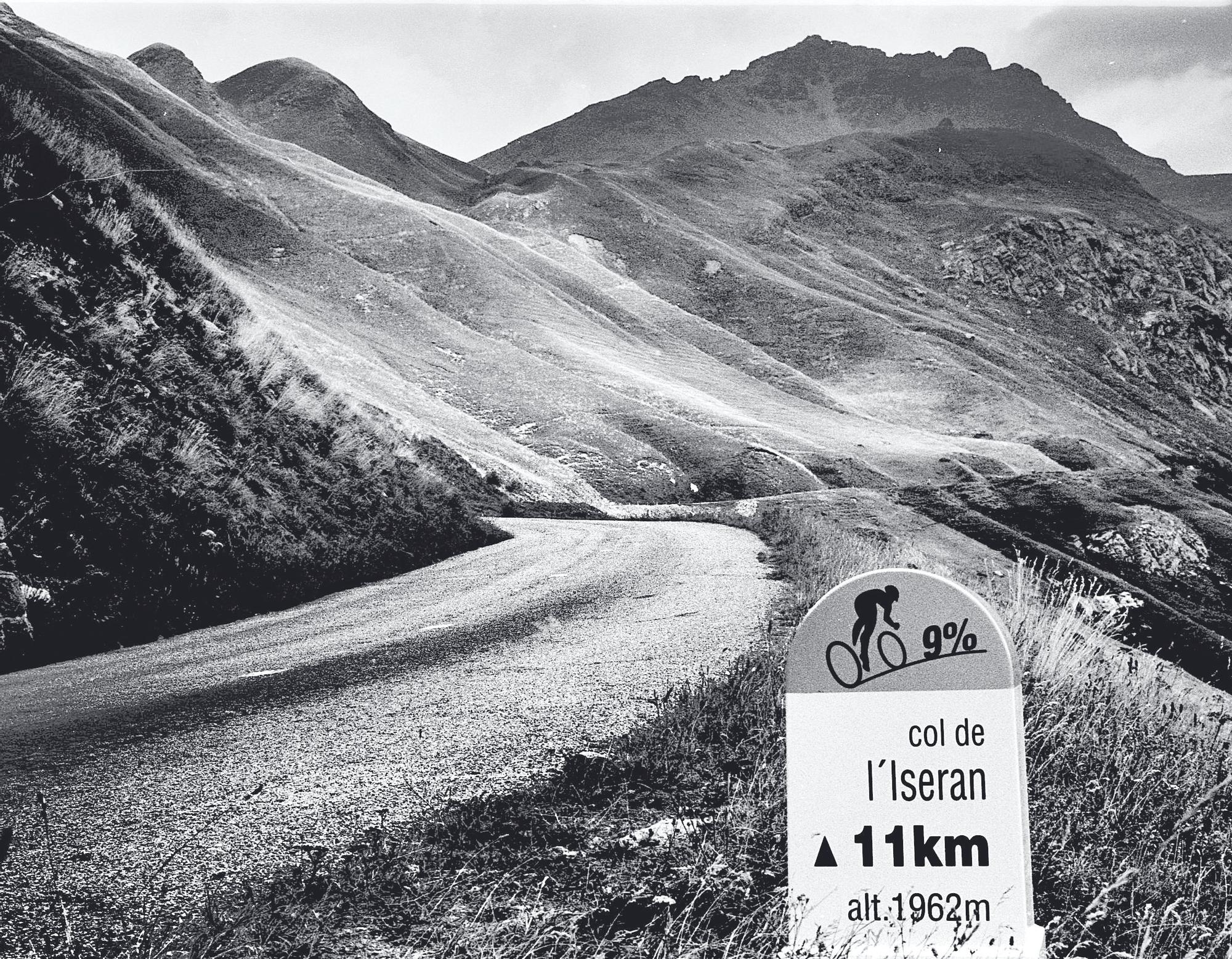 Col de l’Iseran. Mítico puerto de 33 kilómetros desde Lanslebourg hacia Bourg St. Morice por la D-902, divididos en tres partes: Una subida de 4 kilómetros, 9 casi llanos, hasta llegar a Bonneval-sur-Arc, donde comienza la auténtica subida y lo más espectacular, 13 kilómetros al 8%.