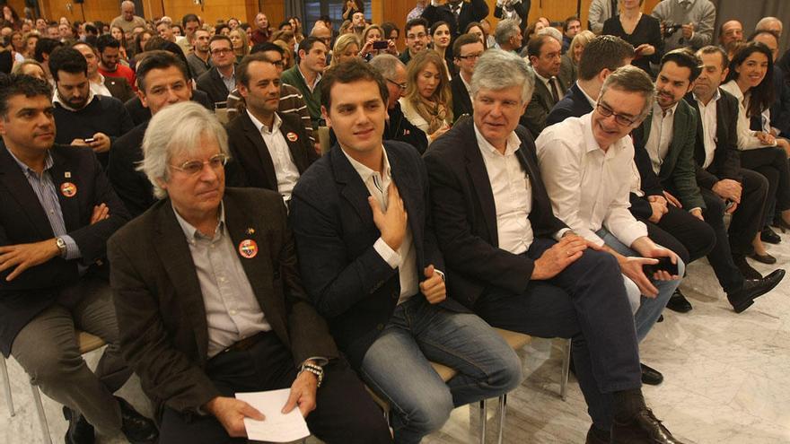 Rivera, junto a la plana mayor de C´s, durante un acto del partido en Málaga.