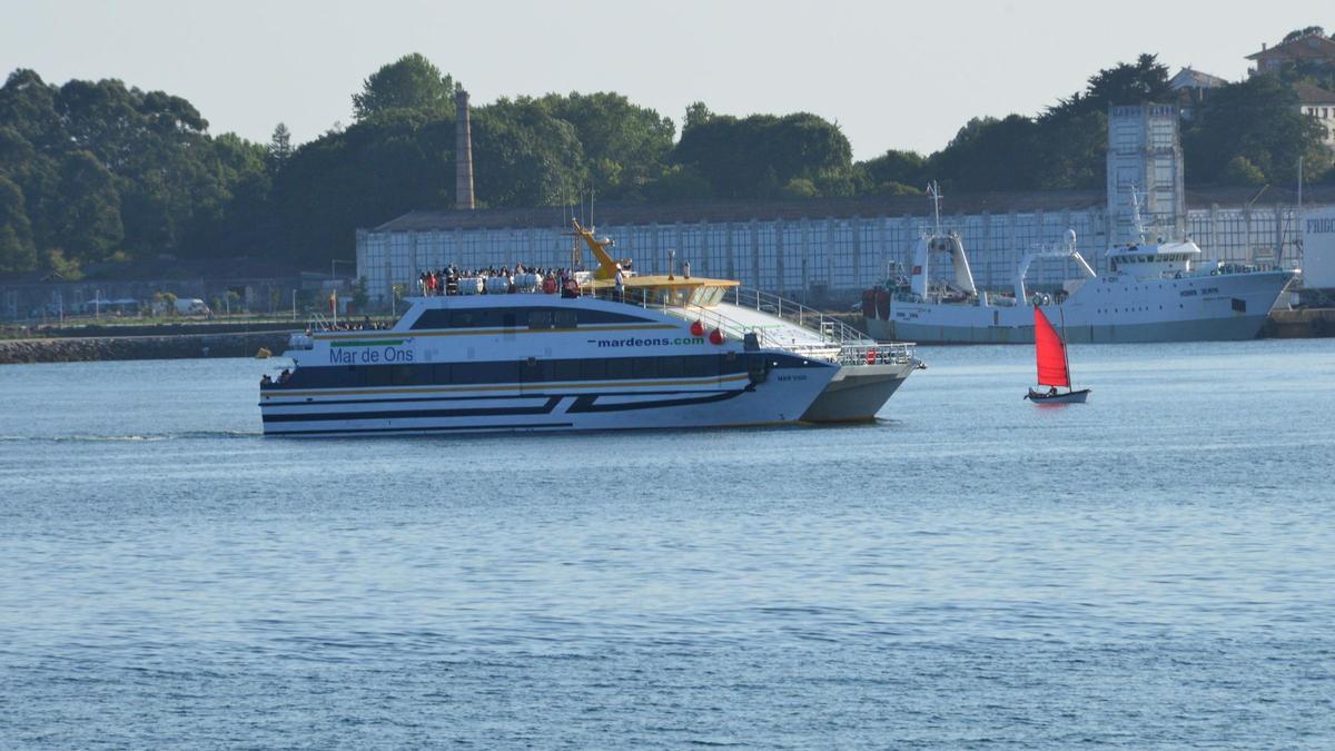 Un barco procedente de Cíes llegando al puerto de Cangas.