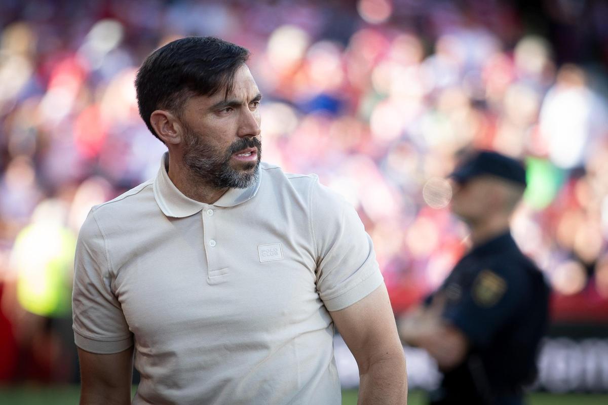 Eder Sarabia observa el desarrollo del partido en Los Cármenes durante el empate del Elche en Granada.