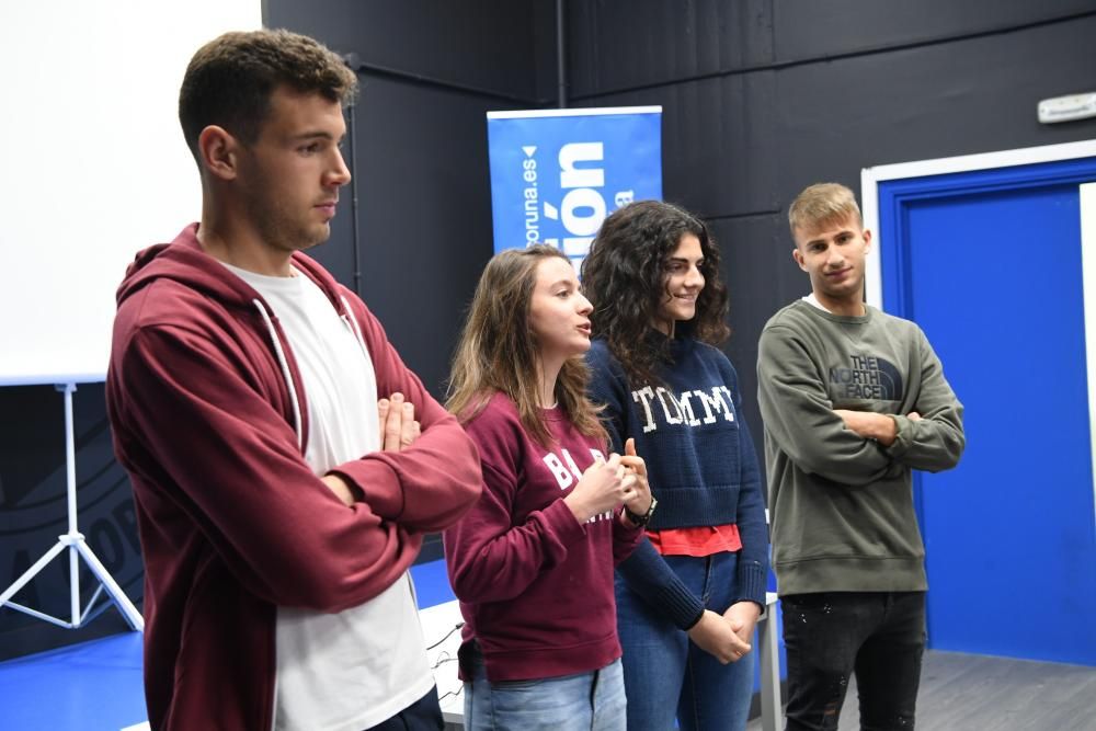 Los estudiantes disfrutaron de la inmersión deportivista que propone el ciclo de encuentros escolares con jugadores del Deportivo 'Os Nosos Valores - Escolas 110% branquiazuis'.