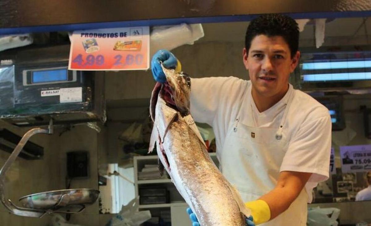 El pescadero avilesino Samuel Guillén muestra una merluza “de pincho” de diez kilos