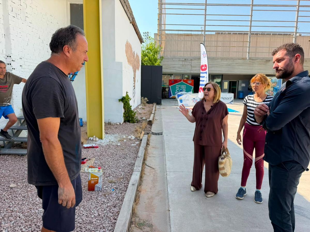Una de las brigadas actúa en la medianera del polideportivo La Bosca, donde se están llevando a cabo labores de acondicionamiento y pintura.