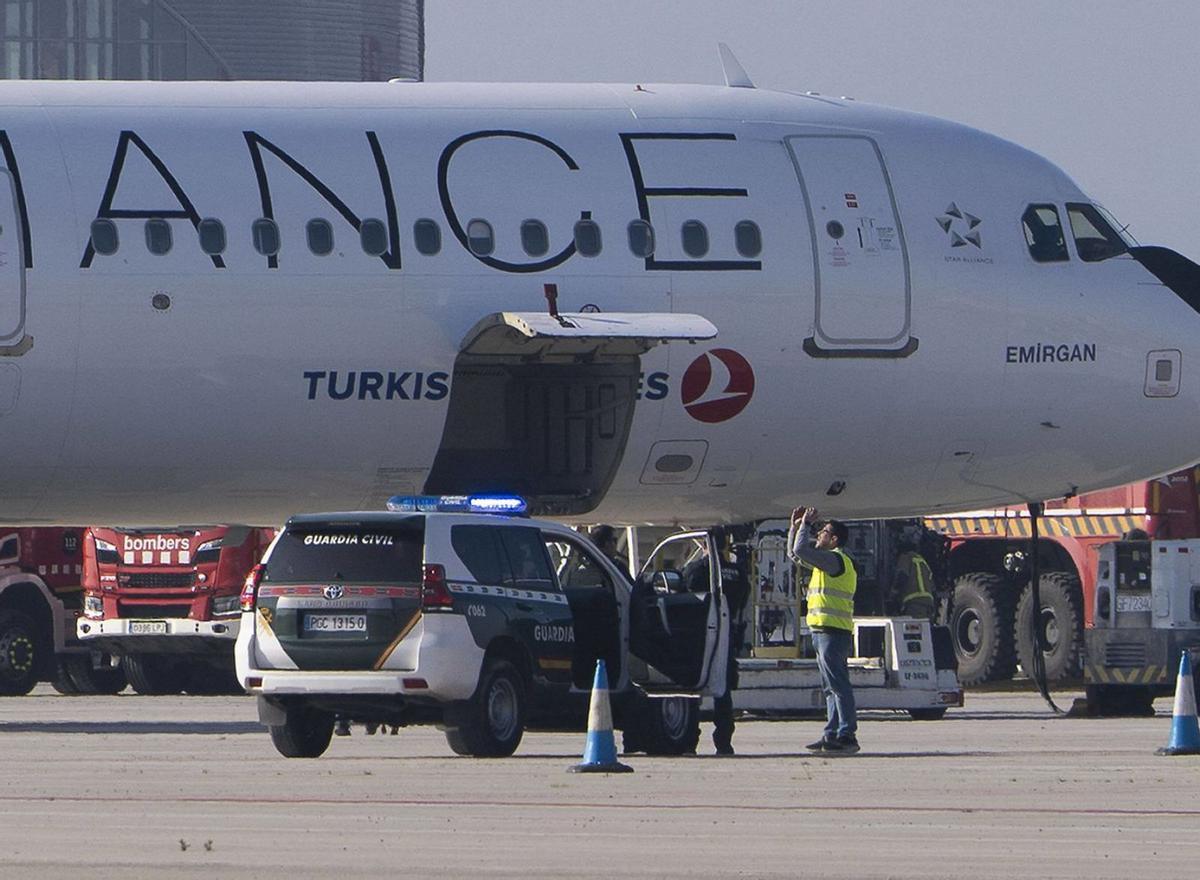 Una falsa alarma de bomba força l’aterratge d’un avió al Prat
