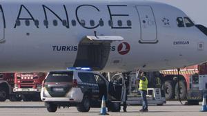 Una falsa alarma de bomba força l’aterratge d’un avió al Prat