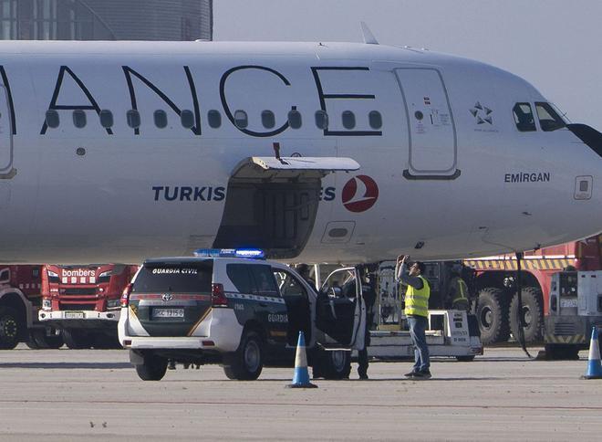 Una falsa alarma de bomba força l’aterratge d’un avió al Prat
