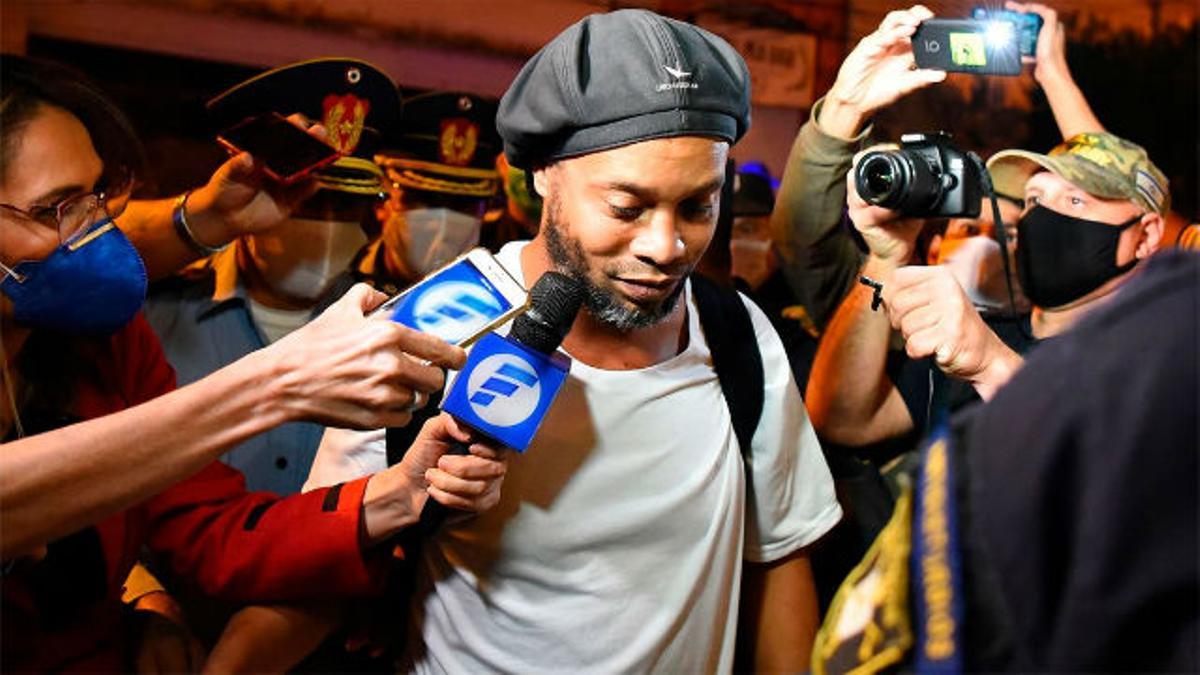 La llegada de Ronaldinho al hotel de Asunción bajo arresto domiciliario