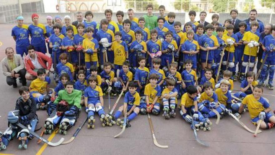 Una representación de directivos, entrenadores y jugadores de todas las categorías del Compañía de María posan en la pista del colegio coruñés. / carlos pardellas