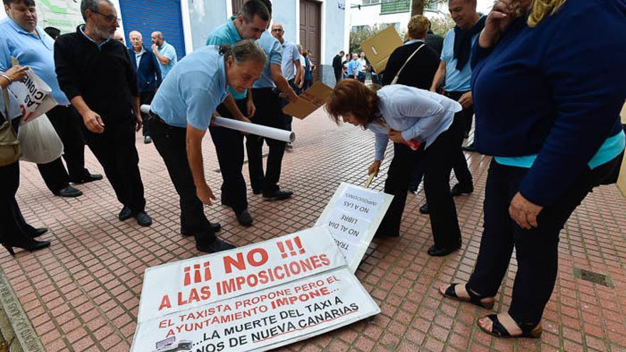 Protesta de los taxistas ante el Ayuntamiento de Las Palmas de Gran Canaria (12/6/2017)