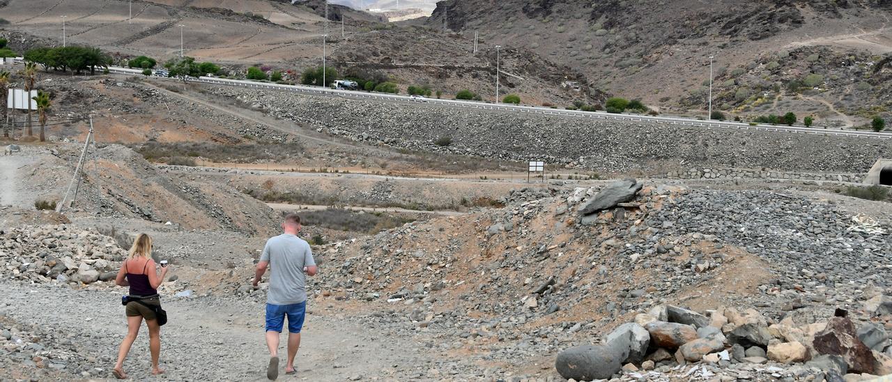 Dos turistas caminan por los terrenos de ElVeril donde Loro Parque tiene previsto construir el Siam Park.