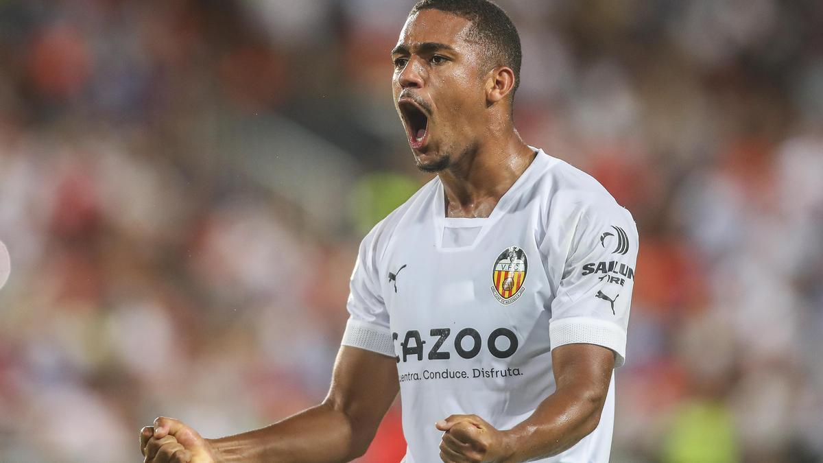 Lino celebrando un gol con la camiseta del Valencia CF