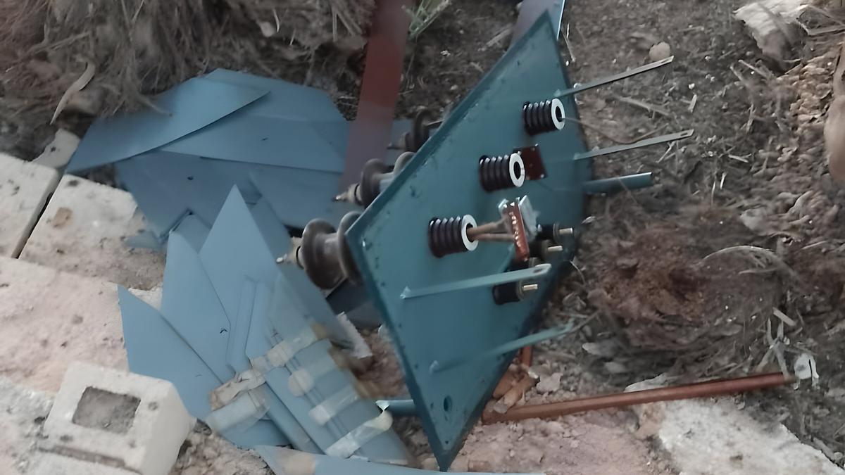 Destrozo de un transformador que permite bombear el agua de riego