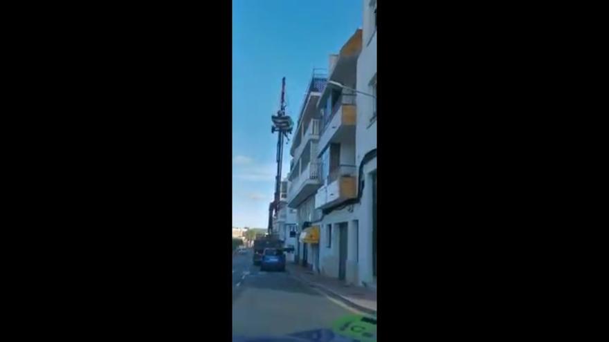Sorpresa en el pueblo de Es Castell en Menorca: un vecino &#039;amarra&#039; su barco en el balcón