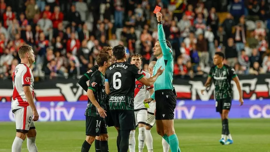 El peligroso remate de Pedro Bigas que dejó con diez al Elche CF